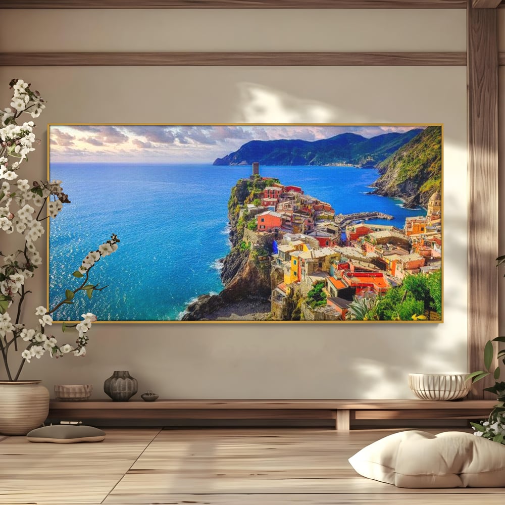 Tablou canvas cu peisaj costier italian cu sat colorat pe stanca, in rama de aluminiu auriu